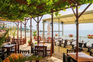 A restaurant or other place to eat at Petrov Family Hotel