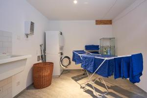 eine Küche mit einem Tisch und einem Kühlschrank in der Unterkunft Chalet Turbina in Zermatt