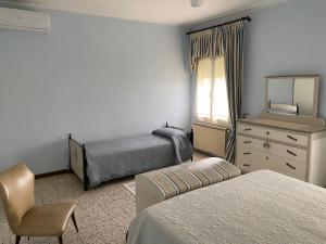 sypialnia z 2 łóżkami, komodą i lustrem w obiekcie Ca' Basilio w mieście Taglio di Po