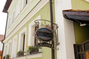 um sinal pendurado no lado de um edifício em Гостерія"Old Town" em Kamianets-Podilskyi