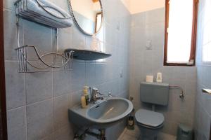 łazienka z umywalką i toaletą w obiekcie Apartment Drpic I w mieście Šilo +15 zdjęć