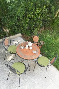 un tavolo con sedie e un set per la preparazione del tè. di CASA Lux a Serravalle Pistoiese