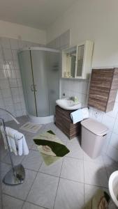 La salle de bains est pourvue de toilettes et d'un lavabo. dans l'établissement Apartments Balen, à Rab