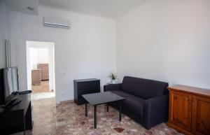 un soggiorno con divano e tavolo di Appartamento Arcobaleno a Levanto