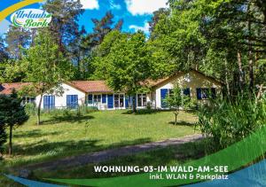 uma casa num quintal com uma árvore em Jagd-Angler-Suite-03-im-Wald-am-See em Kyritz
