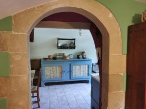 an archway in a kitchen with a blue cabinet at Appartamento Il Campanile in Muro Leccese