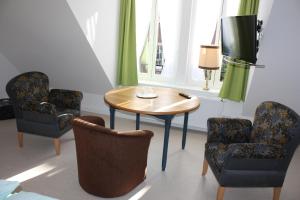 einen Tisch und Stühle in einem Zimmer mit Tisch und Stühlen in der Unterkunft Gästehaus Altstadttraum in Leer