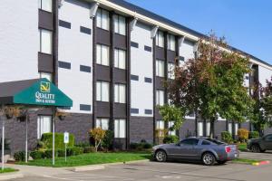 un'auto parcheggiata di fronte a un edificio di Quality Inn & Suites Everett a Everett