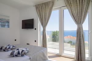 Posteľ alebo postele v izbe v ubytovaní Luxury Villa -Heated Pool -Jacuzzi + 37 fotografií