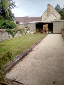 uma casa com uma entrada que leva a um pátio em Châteaux de la Loire Zoo de Beauval em Pontlevoy