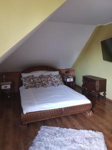 um quarto com uma cama e duas mesas e uma televisão em OSTOYA em Starzyno