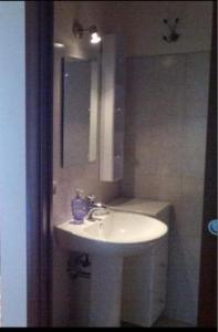 Prati di TivoにあるB&B Villa Olimpiaのバスルーム(白い洗面台、鏡付)