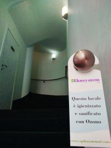 una señal que está al lado de una habitación con escaleras en Hotel Ferrari, en Chiavari