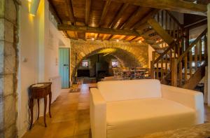 una sala de estar con un sofá y una mesa en Villa Magoula, en Esparta