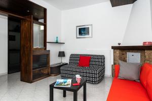 ein Wohnzimmer mit einem Sofa und einem Tisch in der Unterkunft A Casa di Maria in Sirolo