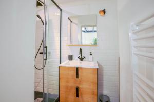 ein Badezimmer mit Waschbecken und Dusche in der Unterkunft NOCNOC - Le Loft, terrasse comédie in Montpellier + 31 Fotos