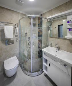 y baño con ducha, aseo y lavamanos. en OBAHAN HOTEL-Special Class en Estambul
