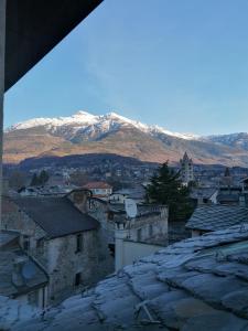 uitzicht op een stad met besneeuwde bergen bij Theatrum in Aosta