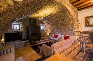 un soggiorno con divano e TV di Laconian Collection Villa Magoula a Sparta