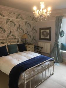 A bed or beds in a room at Littlebank Country House 