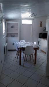 - une cuisine avec une table et des chaises dans la chambre dans l'établissement Chez Isa et JP, à Soulac-sur-Mer