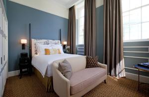 um quarto de hotel com uma cama e uma cadeira em The Gainsborough Bath Spa - Small Luxury Hotels of the World em Bath