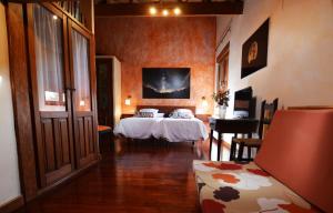 - une chambre avec un lit et une table dans l'établissement Casa del Altozano, à Barajas de Gredos