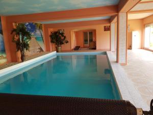 una gran piscina en una casa en 19 Rue du Cadran, en Montmorillon