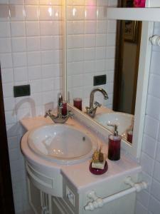 a bathroom with a sink and a mirror at Casa Daniela in Pietrasanta