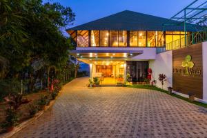 budynek z podjazdem przed nim w obiekcie Winter Vale Green Stay Resorts w mieście Vagamon