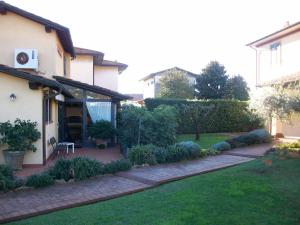 a yard with a house and a garden with a sidewalk at Casa Daniela in Pietrasanta