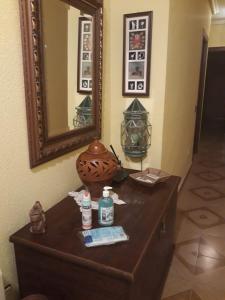 - une table avec un miroir et un vase dans l'établissement CULTURAS Y COLORES EN ALMAGRO -WIFI alta velocidad, NETFLIX y Parking-, à Almagro