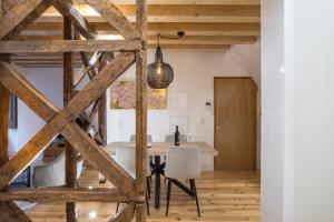 une salle à manger avec une table et une chaise dans l'établissement Comtesse Lisbonne Apartments, à Lisbonne