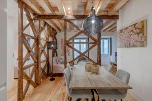 - une salle à manger avec une table et des chaises en bois dans l'établissement Comtesse Lisbonne Apartments, à Lisbonne