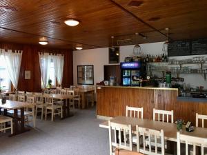 Lounge nebo bar v ubytování Turistická Chata Pláně