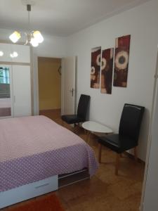 1 dormitorio con 1 cama, 2 sillas y mesa en Clara 2, en Poreč