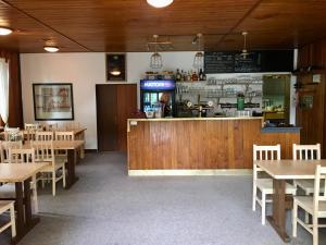Lounge nebo bar v ubytování Turistická Chata Pláně