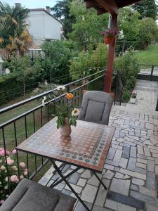 een tafel en een stoel op een patio bij Clara 2 in Poreč