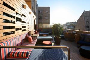 - un balcon avec des canapés et des tables dans un bâtiment dans l'établissement Europark, à Barcelone