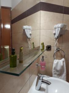 W łazience znajduje się umywalka i lustro. w obiekcie Studios Souropanis w mieście Kamena Wurla