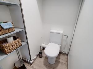 uma casa de banho com um WC branco num quarto em APPART JL Port Fréjus em Fréjus