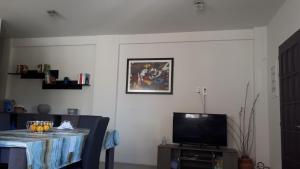 A television and/or entertainment centre at Kate-Mari House