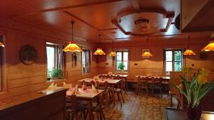 een restaurant met tafels en stoelen in een kamer bij Fischerhof in Fahrenzhausen