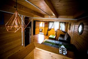 an overhead view of a living room in a log cabin at Villa Zastań in Międzywodzie