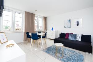 Posedenie v ubytovaní Riverside Apartment Targ Rybny