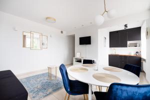 Kuchyňa alebo kuchynka v ubytovaní Riverside Apartment Targ Rybny