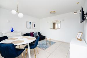 Televízia a/alebo spoločenská miestnosť v ubytovaní Riverside Apartment Targ Rybny