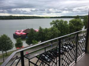 vistas a un lago con un barco en el agua en Apartament Ełk Promenada en Ełk