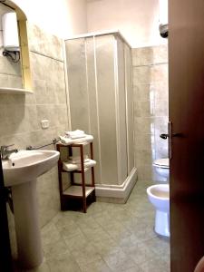 a bathroom with a shower and a sink and a toilet at CASA VACANZE ARCOBALENO in Grosseto