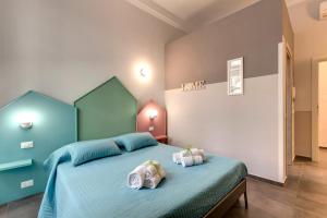 Un dormitorio con una cama azul con toallas. en Al Consolato, en Florencia